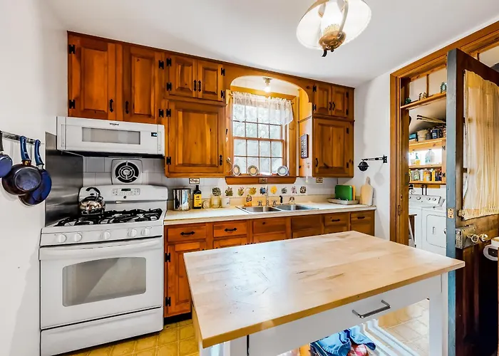 1 Mi To Beach! Family-Friendly Nantucket Retreat