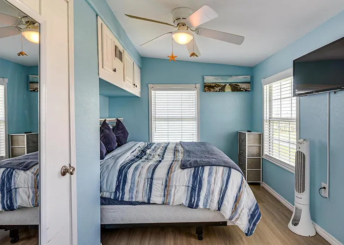 1 Block To Surfside Beach: Home W/ Deck!
