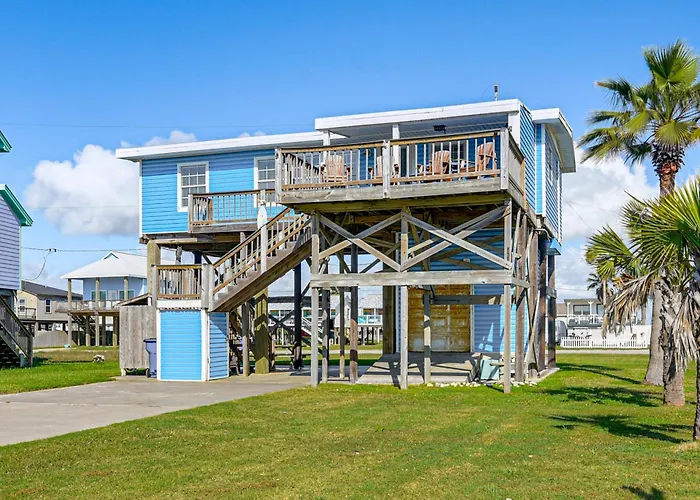 1 Block To Surfside Beach: Home W/ Deck!