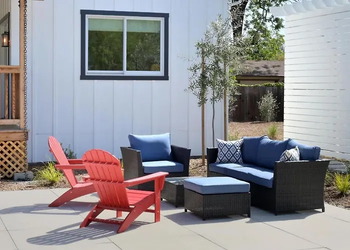 Completely Remodeled Farmhouse With Stunning Views Of Dry Creek Valley