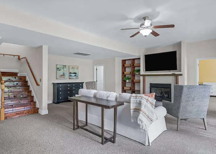 Spacious Luxury Home With Swim Spa, Hot Tub, Movie Room And Fire Pit