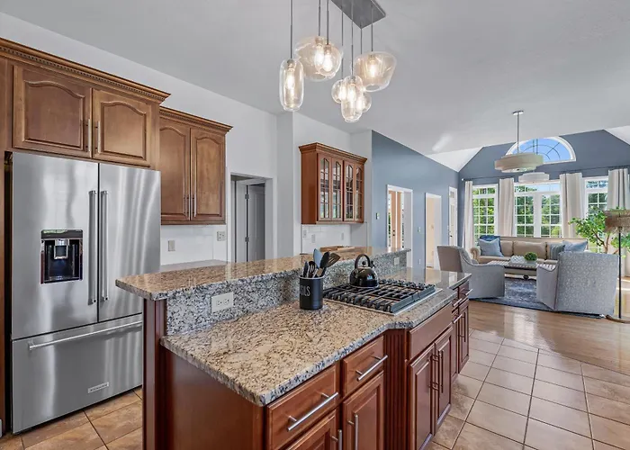 Spacious Luxury Home With Swim Spa, Hot Tub, Movie Room And Fire Pit