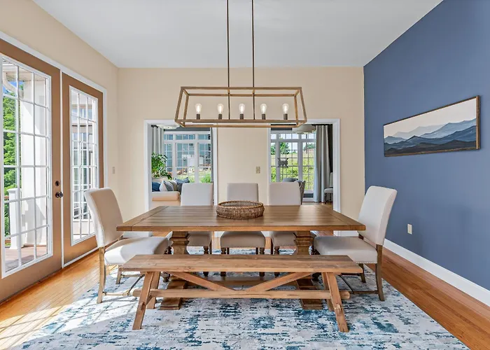 Spacious Luxury Home With Swim Spa, Hot Tub, Movie Room And Fire Pit