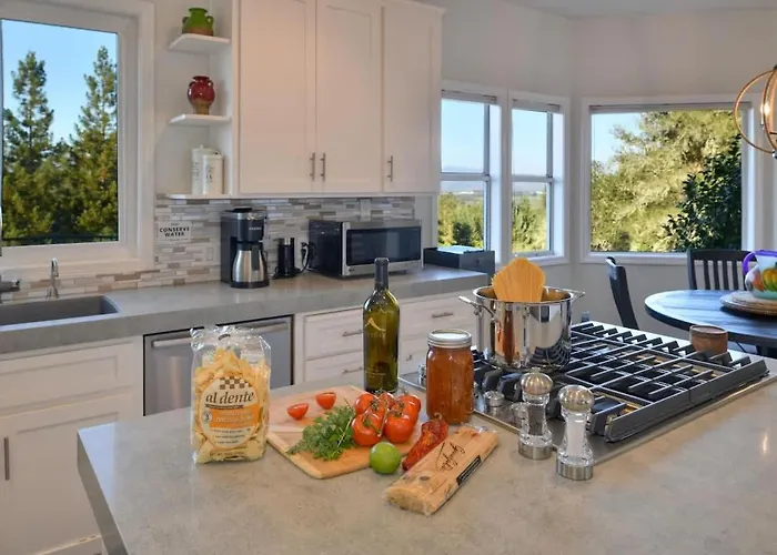 Moore Family Farmhouse - Wine Tastings Included