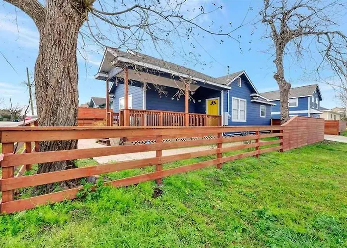 Vibrant Vacation Escape With Fast Wifi And King Bed Close To Downtown Houston!