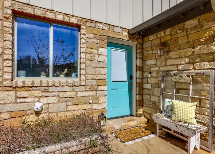 Infinity Edge Pool & Fire Pit: Spicewood Getaway!
