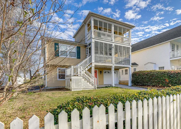 Beach, Pier Access! Pet-Friendly Crystal Coast Gem