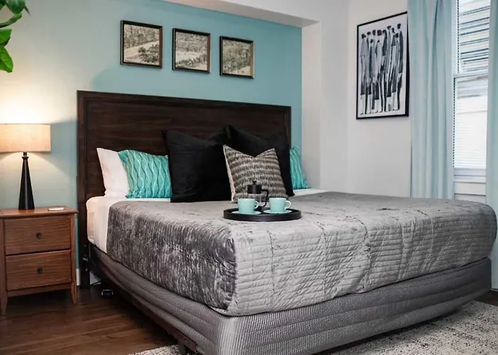 Fun Cozy 1 Bedroom King Apts - 1 25 Mile Walk To Tiaa Bnk Fld