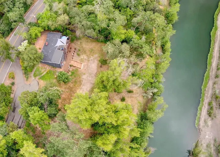 Riverfront Getaway With Wine Tastings Included