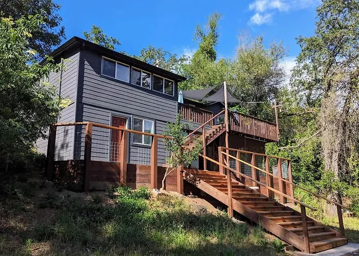 Riverfront Getaway With Wine Tastings Included