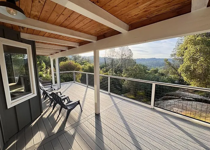 Peaceful & Secluded, Yet Close To Town.