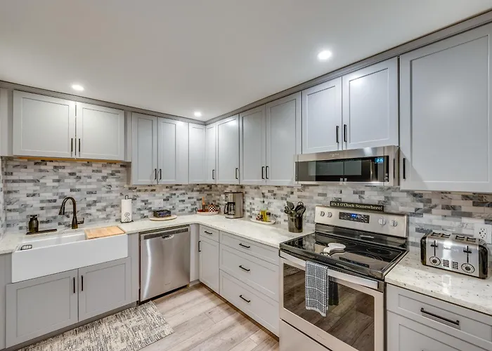 Spacious Bartlett Condo W/ Balconies & Pool!