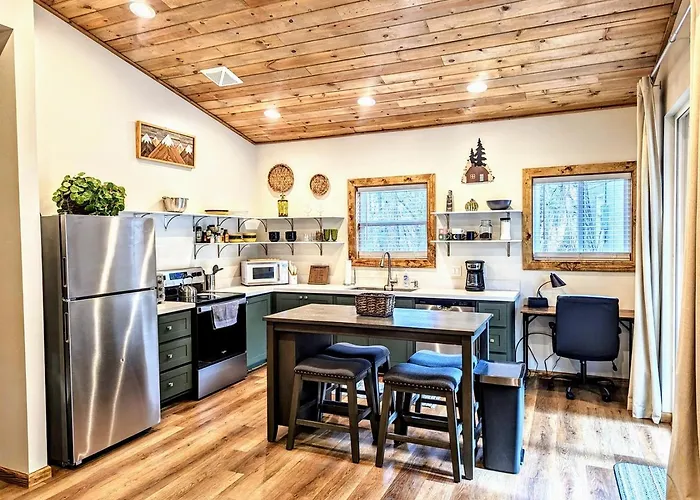 Relax & Recharge In Cozy Pinetop 2Br Retreat