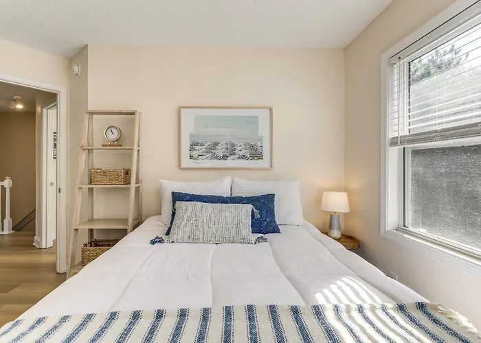 Well-Equipped Emerald Isle Townhome: Pets Welcome!