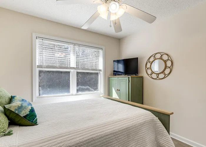 Well-Equipped Emerald Isle Townhome: Pets Welcome!