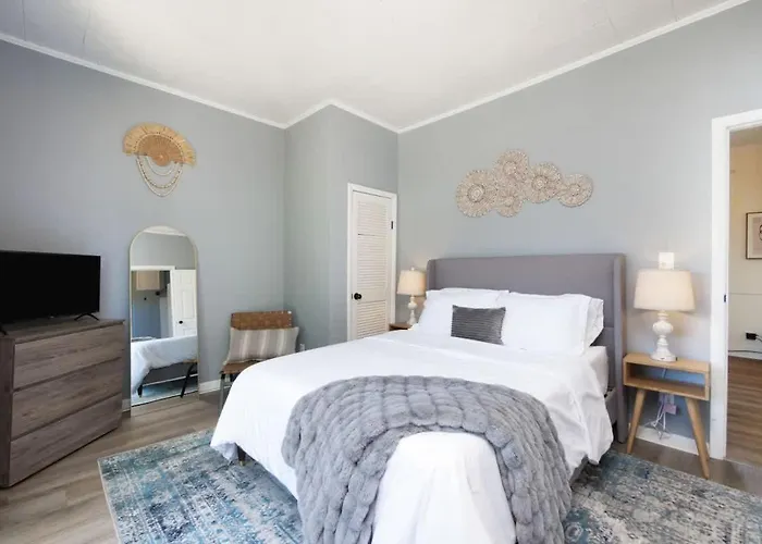 5 Bedroom Home Walking Distance To Beach