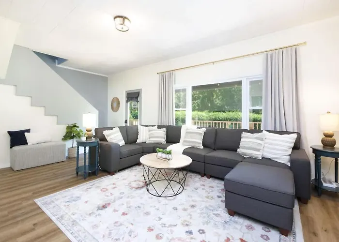 5 Bedroom Home Walking Distance To Beach
