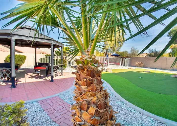 Heated Pool • Mini Golf • Huge Backyard • King Bed