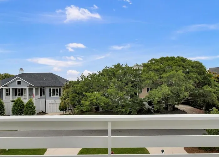 1307 Cove Avenue By Avantstay