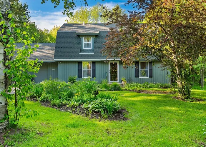 Scandia- Secluded Home, Walk To Marina, Game Room & Hot Tub