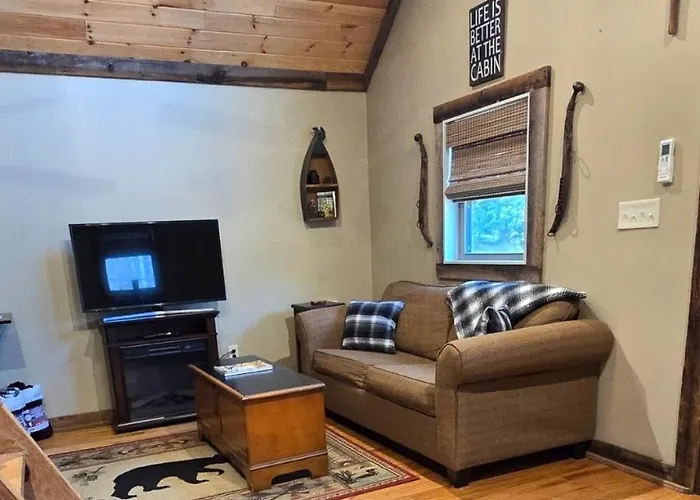 Couples Getaway Cabin With A Loft Bed - Firepit - Creek Access