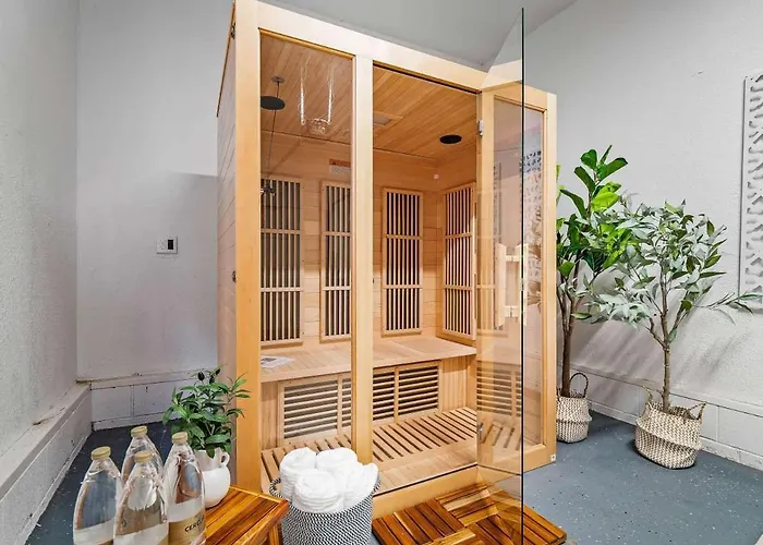 Spacious 4 Bedroom Sleeps 10 With Sauna And Hot Tub