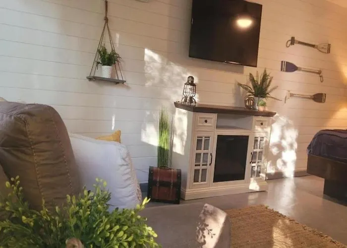 Cottage By The Lakeshore With A Private Hot Tub