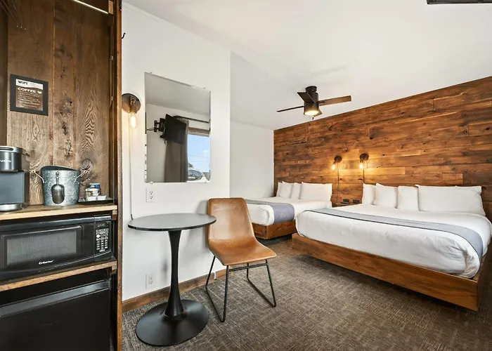 Aqua Aire Inn & Suites