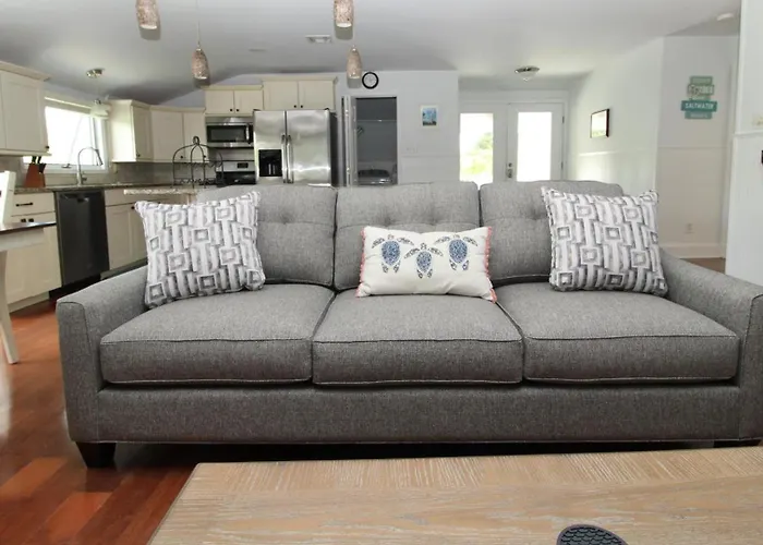 8 Bedrooms With A Pool - 404 Fourth Avenue
