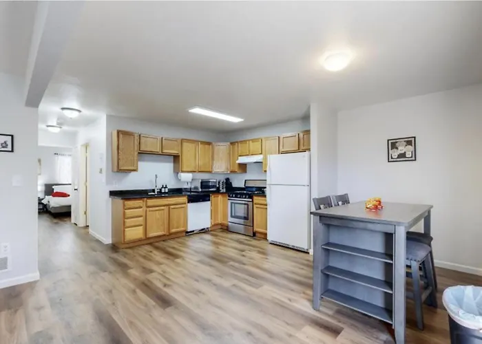 Great Two Bedroom Spot Near Airport