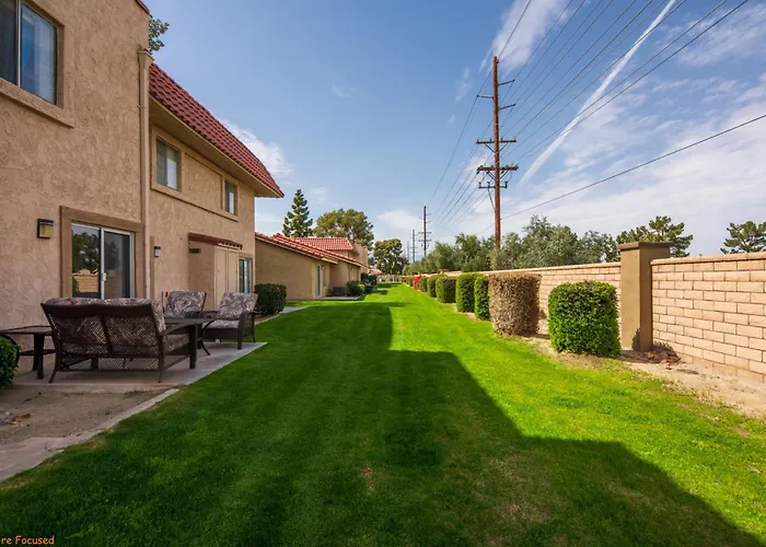 Mid-Century Stay With Pool ,Golf Retreat And Cool Comfort