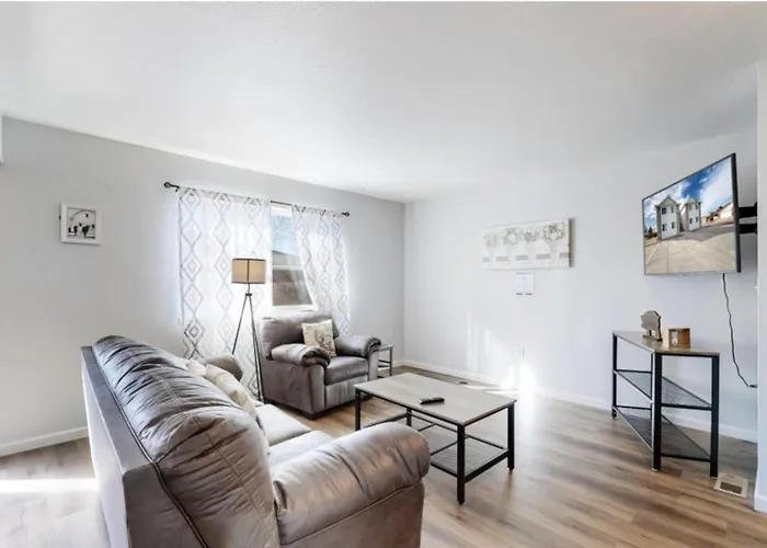 Great Two Bedroom Spot Near Airport