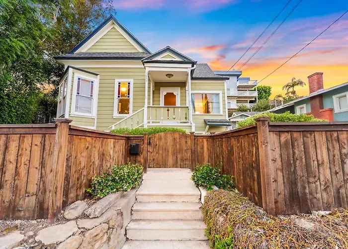 Hot Tub, Fireplace, Sauna, Cozy Historic Home