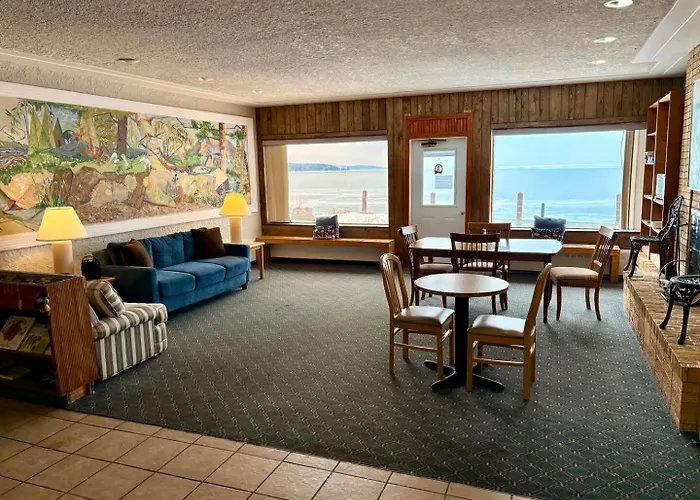 The Shoreline Inn