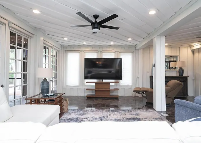 Waterfront 6Br Oasis, Pool, Gym, Huge Dock