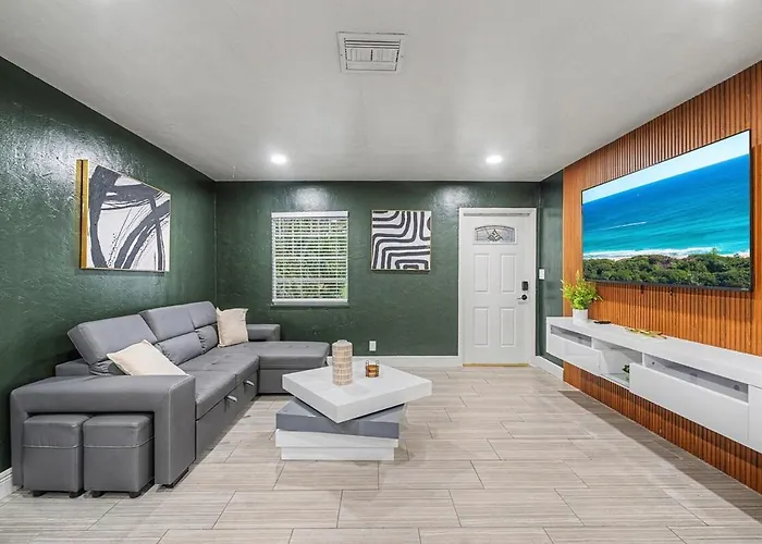 East Boca Oasis With Huge Yard Hot Tub Fire Pit And Games