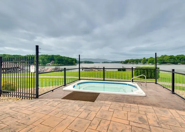 Studio Retreat With Pool, Trails And Lake Access