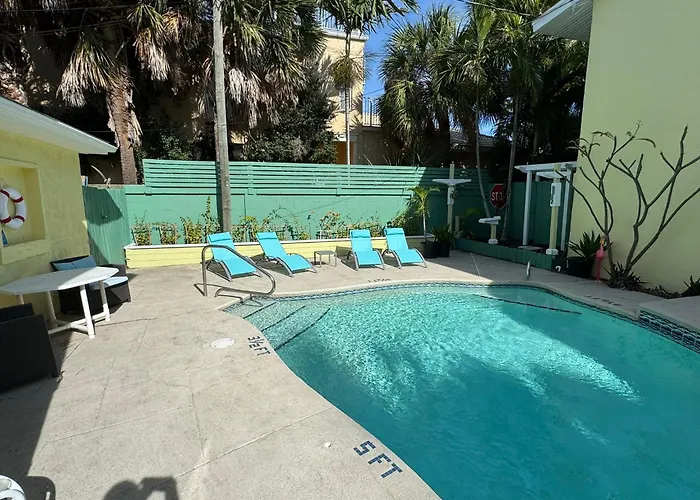 Boutique Hotel Across From Cocoa Beach, Pool 1