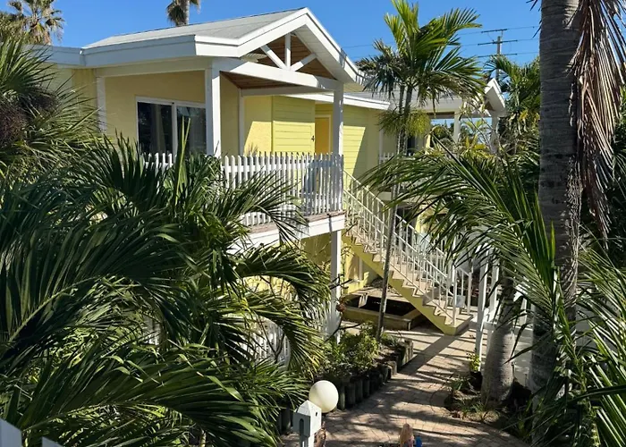 Boutique Hotel Across From Cocoa Beach, Pool 1