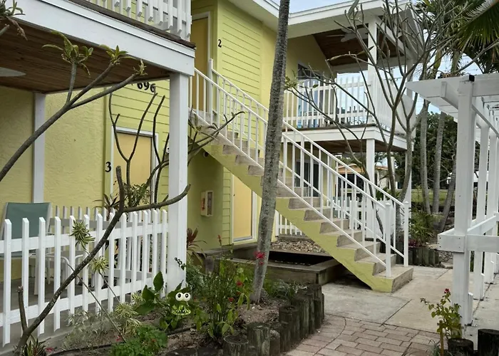 Boutique Hotel Across From Cocoa Beach, Pool 1