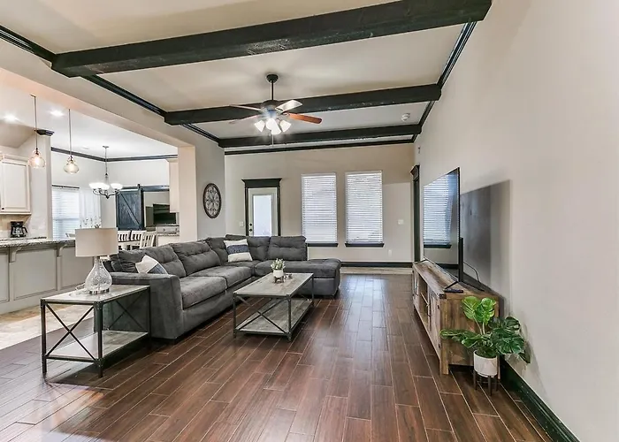 Spacious Deer Creek Home With Study And Yard