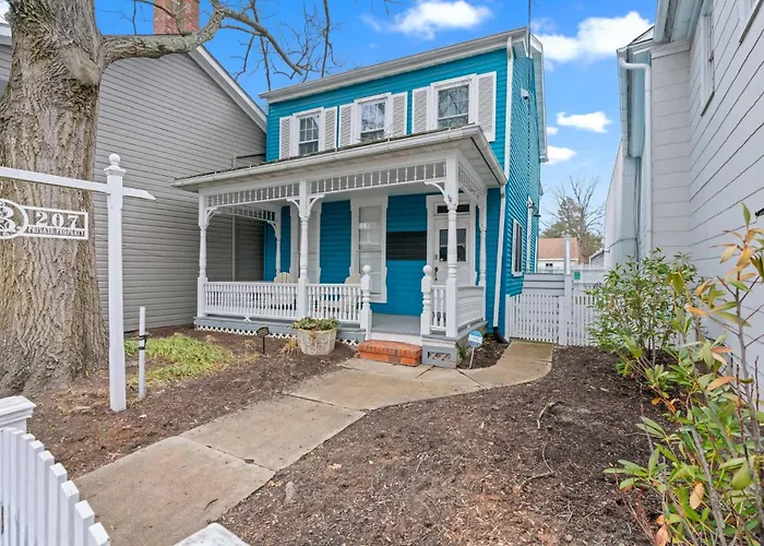 Downtown Flat - Walk To Dining & Shops - Sleeps 4