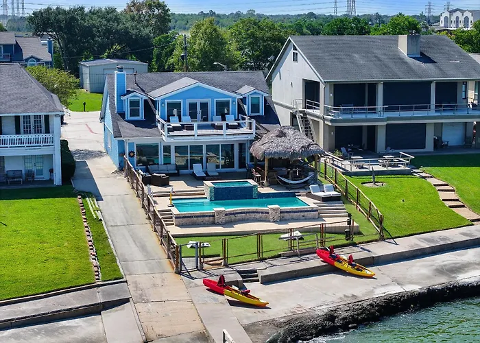 Bayfront Luxury House With Pool