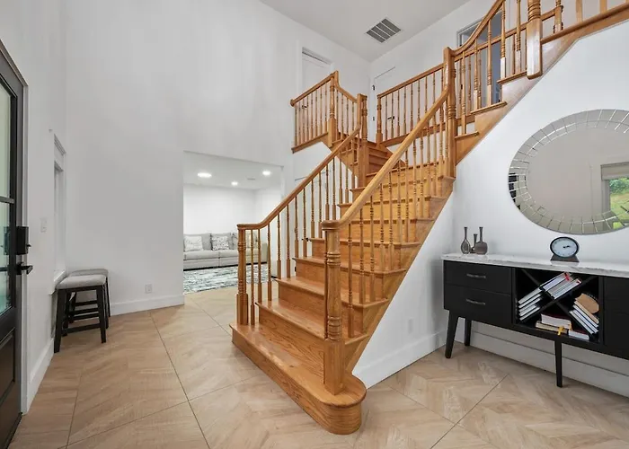 Spacious 8 Bedroom Family Summer Escape Large Pool