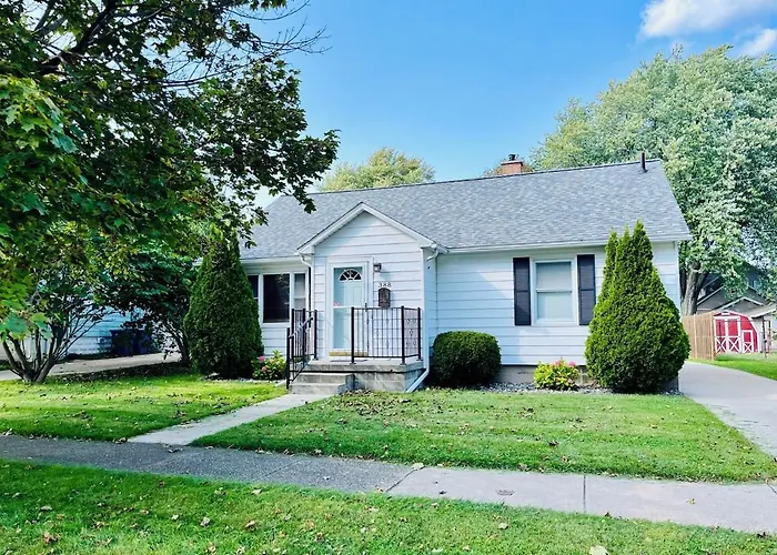 Spacious 5-Bedroom House Walking-Distance To Downtown Manistee And 1St St Beach!
