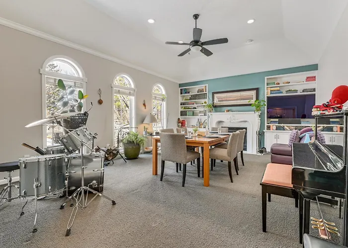 Endless Fun! Family Home W/ Spacious Yard In Clive