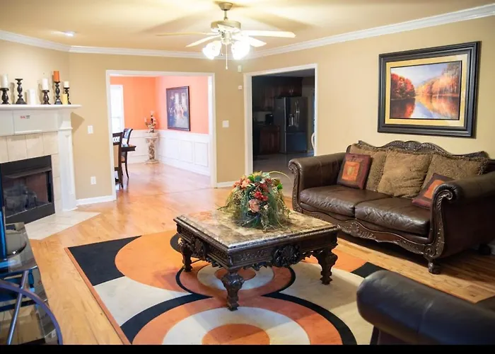 Huntsville, Alabama Spacious Four Bedrooms And Three Bathrooms Getaway