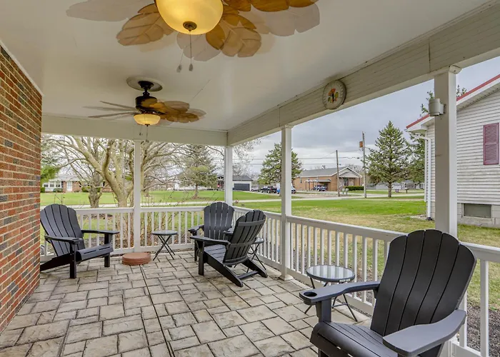 Sandusky Adventure Hub: Patios, Grill + Yard!