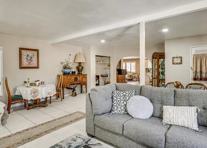 Home In San Diego Area W/ Outdoor Entertainment!