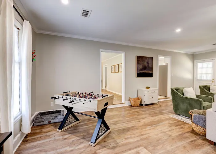 Spacious Updated Ranch W Fireplace And Firepit
